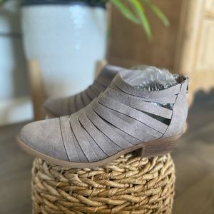 *BRAND NEW/NEVER WORN* Carlos Santana Booties